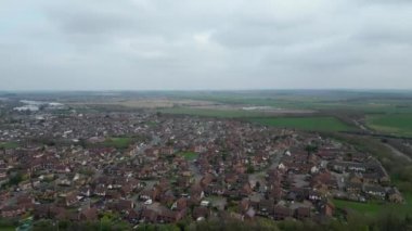 İngiltere 'nin Cambridgeshire kentindeki Saint Neots şehrinin yüksek açılı görüntüsü. 21 Mart 2024