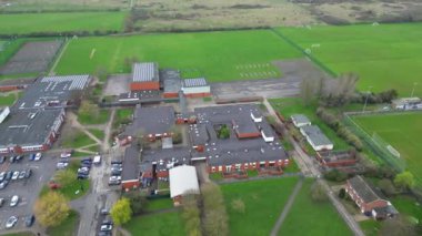 İngiltere 'nin Cambridgeshire kentindeki Saint Neots şehrinin yüksek açılı görüntüsü. 21 Mart 2024