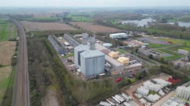 İngiltere 'nin Cambridgeshire kentindeki Saint Neots şehrinin yüksek açılı görüntüsü. 21 Mart 2024