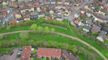 İngiltere 'nin Cambridgeshire kentindeki Saint Neots şehrinin yüksek açılı görüntüsü. 21 Mart 2024