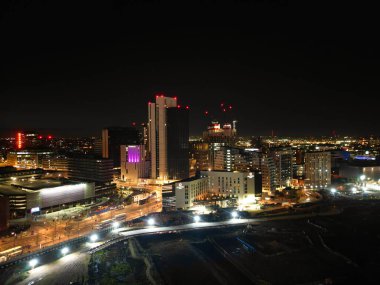 İngiltere 'nin Birmingham Central City' deki Aydınlanmış Şehir Merkezi Binalarının Güzel Hava Gecesi Manzarası. 30 Mart 2024