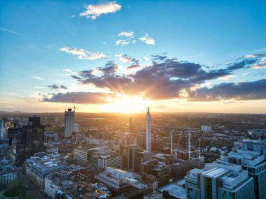 İngiltere 'nin Birmingham Merkez Şehri Şehir Merkezi Binaları Günbatımında. 30 Mart 2024