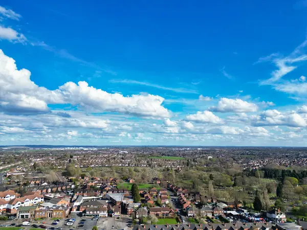 İngiltere 'nin Birmingham şehrinde 30 Mart 2024' te dramatik bulutlu güzel gökyüzü.