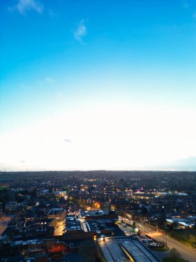 Gece boyunca İngiltere 'nin Leighton Şahini Kasabası' nı aydınlattı. İngiltere, Birleşik Krallık, 29 Mart 2024