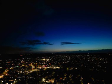 Gece boyunca İngiltere 'nin Leighton Şahini Kasabası' nı aydınlattı. İngiltere, Birleşik Krallık, 29 Mart 2024