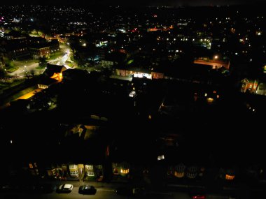 Gece boyunca İngiltere 'nin Leighton Şahini Kasabası' nı aydınlattı. İngiltere, Birleşik Krallık, 29 Mart 2024