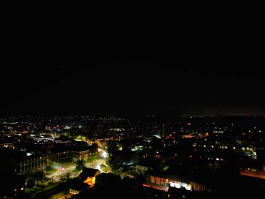 Gece boyunca İngiltere 'nin Leighton Şahini Kasabası' nı aydınlattı. İngiltere, Birleşik Krallık, 29 Mart 2024