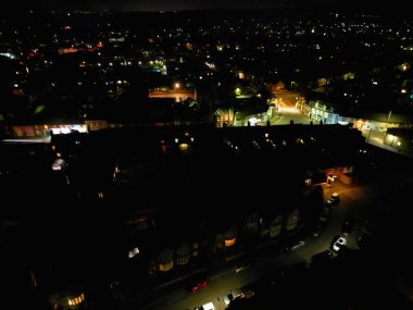 Gece boyunca İngiltere 'nin Leighton Şahini Kasabası' nı aydınlattı. İngiltere, Birleşik Krallık, 29 Mart 2024