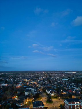 Gece boyunca İngiltere 'nin Leighton Şahini Kasabası' nı aydınlattı. İngiltere, Birleşik Krallık, 29 Mart 2024