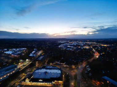 İngiltere Aylesbury Şehri 'nin Aydınlanmış Gece Haberleri Gece Vakti. 1 Nisan 2024