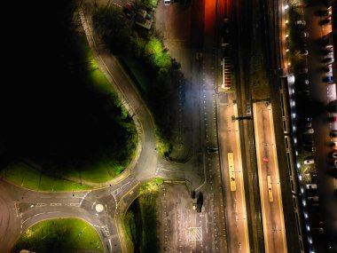 İngiltere Aylesbury Şehri 'nin Aydınlanmış Gece Haberleri Gece Vakti. 1 Nisan 2024