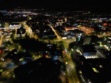 İngiltere Aylesbury Şehri 'nin Aydınlanmış Gece Haberleri Gece Vakti. 1 Nisan 2024