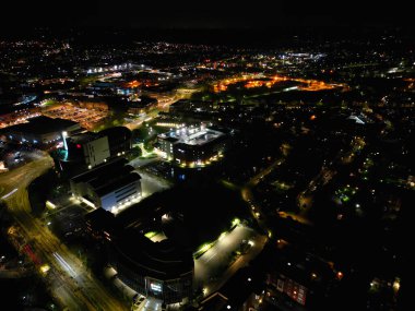 İngiltere Aylesbury Şehri 'nin Aydınlanmış Gece Haberleri Gece Vakti. 1 Nisan 2024