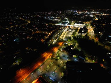 İngiltere Aylesbury Şehri 'nin Aydınlanmış Gece Haberleri Gece Vakti. 1 Nisan 2024