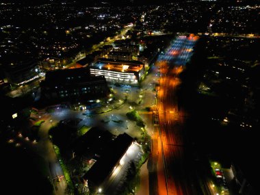 İngiltere Aylesbury Şehri 'nin Aydınlanmış Gece Haberleri Gece Vakti. 1 Nisan 2024
