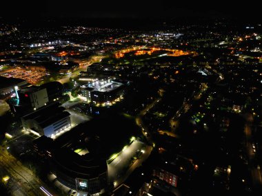 İngiltere Aylesbury Şehri 'nin Aydınlanmış Gece Haberleri Gece Vakti. 1 Nisan 2024