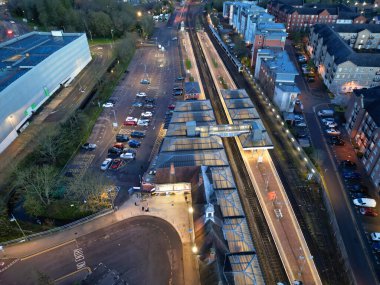 İngiltere 'nin Aylesbury şehrinin Yüksek Açılı Gece Görüntüleri. 1 Nisan 2024