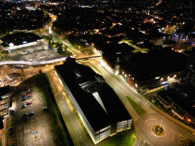 İngiltere 'nin Aylesbury şehrinin Yüksek Açılı Gece Görüntüleri. 1 Nisan 2024