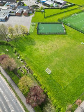 İngiltere 'nin Aylesbury kasabasındaki yerleşim bölgesinin hava görüntüleri. 1 Nisan 2024