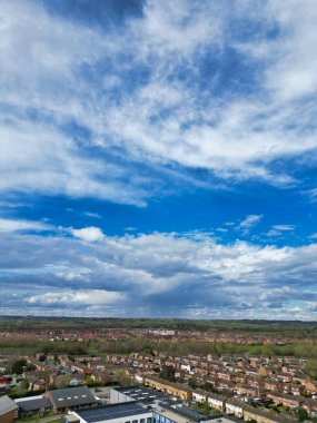 İngiltere 'nin Aylesbury kasabasındaki yerleşim bölgesinin hava görüntüleri. 1 Nisan 2024