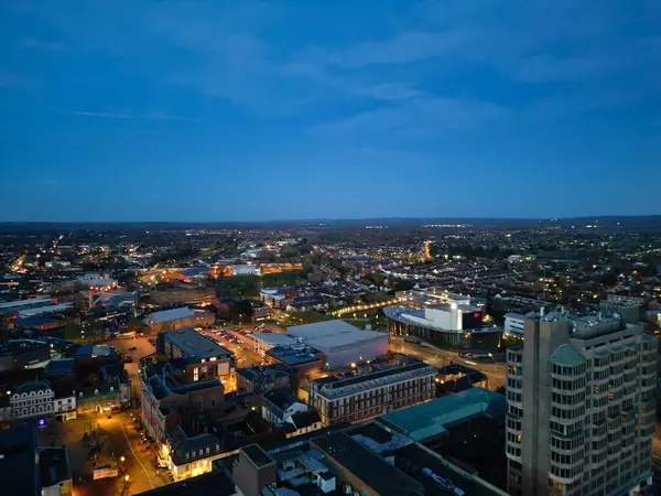 İngiltere 'nin Aylesbury şehrinin Yüksek Açılı Gece Görüntüleri. 1 Nisan 2024