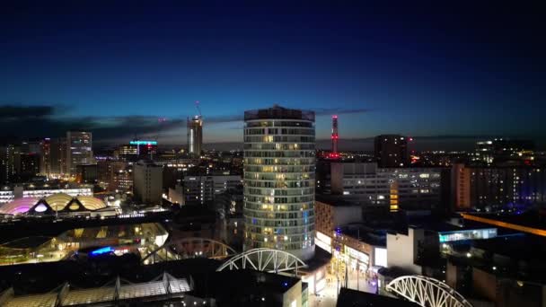 Filmagem Aérea Edifícios Altos Iluminados Durante Noite Cidade Central Birmingham — Vídeo de Stock