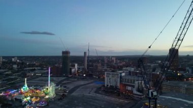 İngiltere 'nin Merkez Birmingham şehrinde Aydınlanmış Uzun Binaların Gece Görüntüsü. 30 Mart 2024