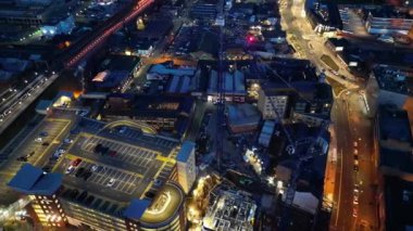 İngiltere 'nin Merkez Birmingham şehrinde Aydınlanmış Uzun Binaların Gece Görüntüsü. 30 Mart 2024