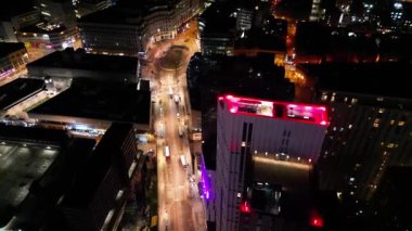 İngiltere 'nin Merkez Birmingham şehrinde Aydınlanmış Uzun Binaların Gece Görüntüsü. 30 Mart 2024
