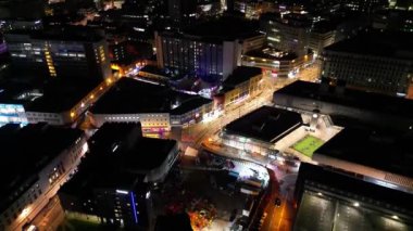 İngiltere 'nin Merkez Birmingham şehrinde Aydınlanmış Uzun Binaların Gece Görüntüsü. 30 Mart 2024