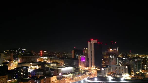 Luftaufnahmen Beleuchteter Hochhäuser Während Der Nacht Zentrum Von Birmingham City — Stockvideo