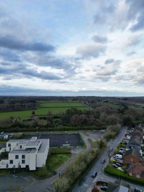 Harefield Town London, Uxbridge, İngiltere Yüksek Açılı Manzarası. Gün batımında Birleşik Krallık. 3 Nisan 2024