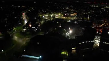 İngiltere 'nin Aydınlanmış Borehamwood Londra şehrinin Hava Hızlandırılmış Gece Görüntüsü. 4 Nisan 2024