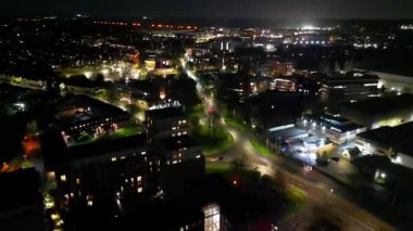 İngiltere 'nin Aydınlanmış Borehamwood Londra şehrinin Hava Hızlandırılmış Gece Görüntüsü. 4 Nisan 2024