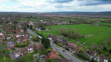 İngiltere 'nin Aylesbury kasabasındaki yerleşim bölgesinin hava görüntüleri. 1 Nisan 2024