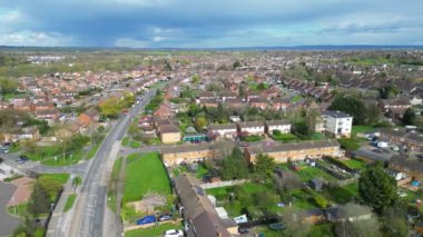 İngiltere 'nin Aylesbury kasabasındaki yerleşim bölgesinin hava görüntüleri. 1 Nisan 2024