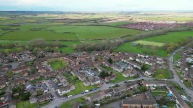 İngiltere 'nin Aylesbury kasabasındaki yerleşim bölgesinin hava görüntüleri. 1 Nisan 2024