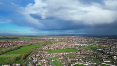İngiltere 'nin Aylesbury kasabasındaki yerleşim bölgesinin hava görüntüleri. 1 Nisan 2024