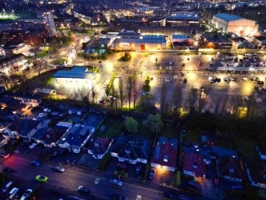 İngiltere 'nin Aydınlanmış Borehamwood Central Londra Şehri Hava Gecesi Görüntüsü, 4 Nisan 2024