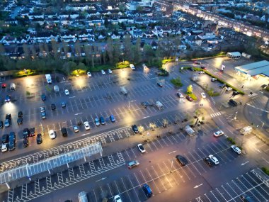 İngiltere 'nin Aydınlanmış Borehamwood Central Londra Şehri Hava Gecesi Görüntüsü, 4 Nisan 2024