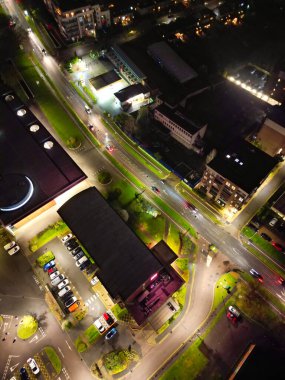 İngiltere 'nin Aydınlanmış Borehamwood Central Londra Şehri Hava Gecesi Görüntüsü, 4 Nisan 2024