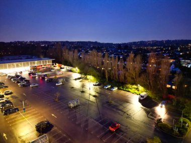 İngiltere 'nin Aydınlanmış Borehamwood Central Londra Şehri Hava Gecesi Görüntüsü, 4 Nisan 2024