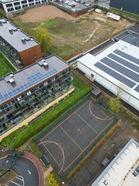 Bulutlu ve Rüzgarlı bir günde İngiltere 'nin Elstree Londra şehrinin hava manzarası. 4 Nisan 2024