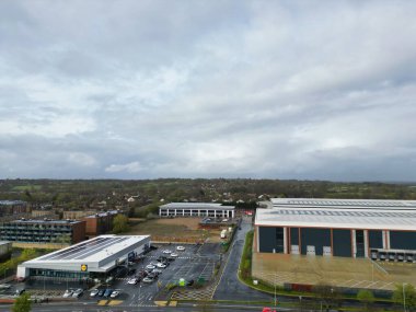 Bulutlu ve Rüzgarlı bir günde İngiltere 'nin Elstree Londra şehrinin hava manzarası. 4 Nisan 2024
