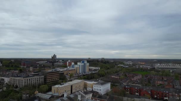 在2024年4月8日多云的夜晚 莱斯特市中心历史建筑的空中拍摄 英国联合王国 — 图库视频影像