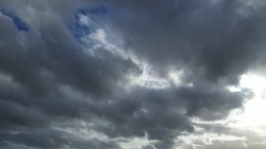 İngiltere üzerinde Günbatımında Gökyüzü ve Bulutlar