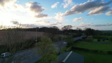 Günbatımında İngiltere 'nin Renbourn Köyü' nün İngiliz Kırsal Manzarası Yüksek Açılı Manzarası. 7 Nisan 2024