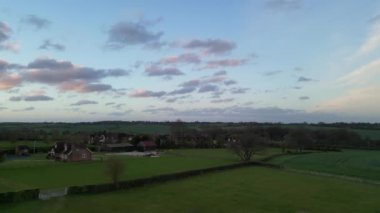 Günbatımında İngiltere 'nin Renbourn Köyü' nün İngiliz Kırsal Manzarası Yüksek Açılı Manzarası. 7 Nisan 2024