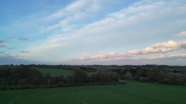 Günbatımında İngiltere 'nin Renbourn Köyü' nün İngiliz Kırsal Manzarası Yüksek Açılı Manzarası. 7 Nisan 2024