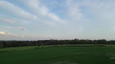 Günbatımında İngiltere 'nin Renbourn Köyü' nün İngiliz Kırsal Manzarası Yüksek Açılı Manzarası. 7 Nisan 2024